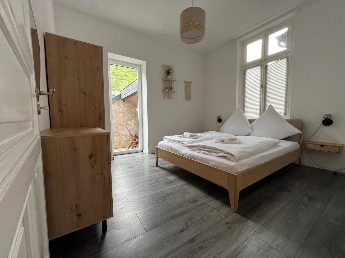 Direkter Moselblick I Altbau I 4 Personen I Terrasse Apartment Sankt Aldegund Luaran gambar